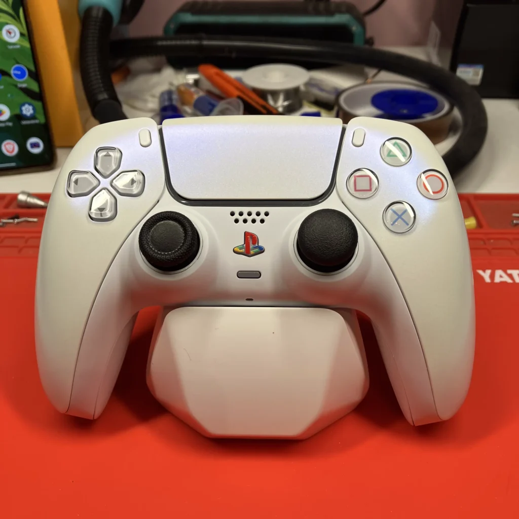 Odnowiony Dualsense Pearl White TMR + zmienne nakładki